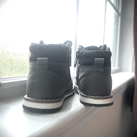 5T Children’s Place Zip-Up Toddler Boots - Picture 4 of 5